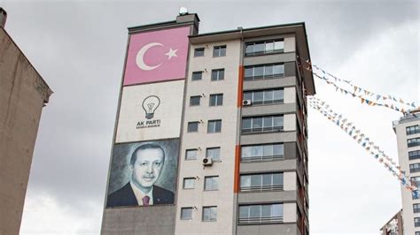 Anatolian Union Party Bursa Metropolitan မြူနီစီပယ်မြို့တော်ဝန် Candidate Atilla Subaşı ၏တရားဝင်ကား မီးလောင်ခဲ့သည်။